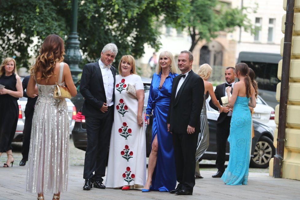 Hosté se sjíždějí na galavečer charitativní organizace Happy Hearts Petry Němcové