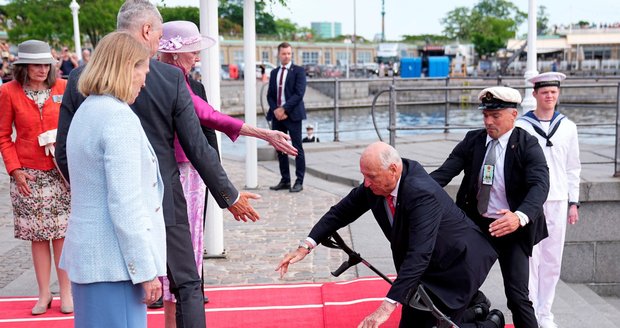 Nejen Biden občas klopýtne: Norský král Harald V. (86) se skácel na zem. Vzal to se smíchem 