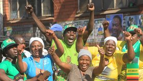 Podporovatelé nového prezidenta Zimbabwe Emmersona Mnangagwa oslavují v ulicích Harare.