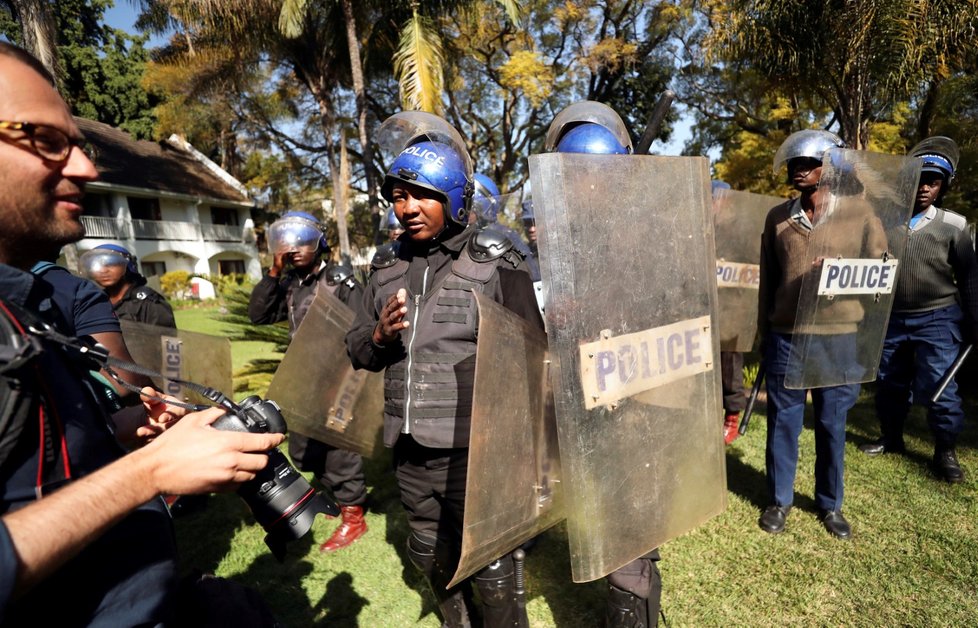 Policie po prezidentských volbách v Zimbabwe rozehnala tiskovou konferenci opozičního lídra Nelsona Chamisa.