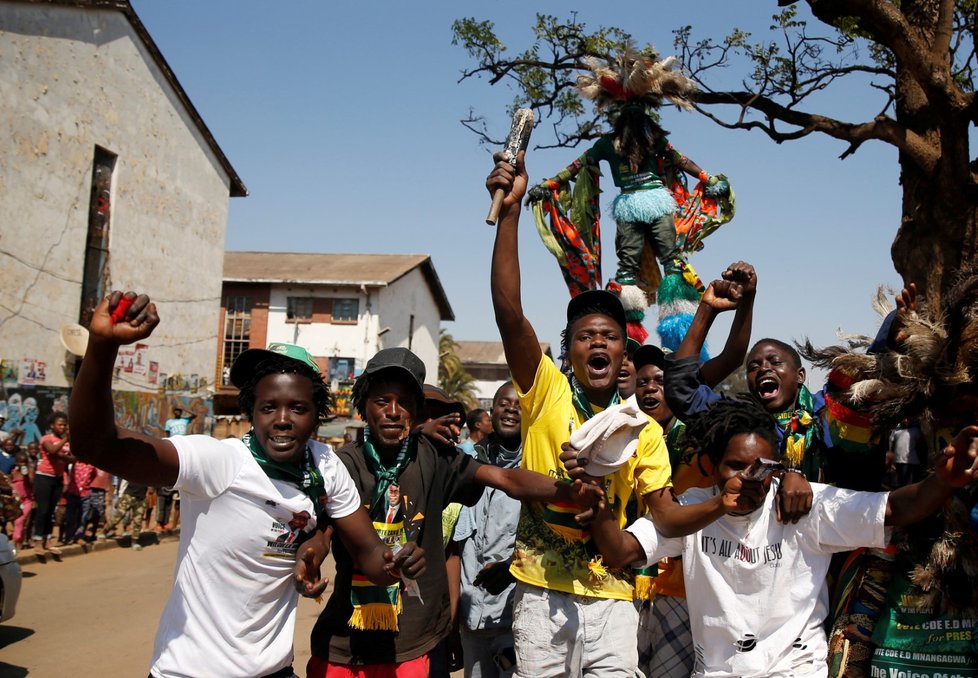 Podporovatelé nového prezidenta Zimbabwe a lídra strany Africký národní svaz Zimbabwe - Vlastenecká fronta (ZANU-PF) Emmersona Mnangagwa.