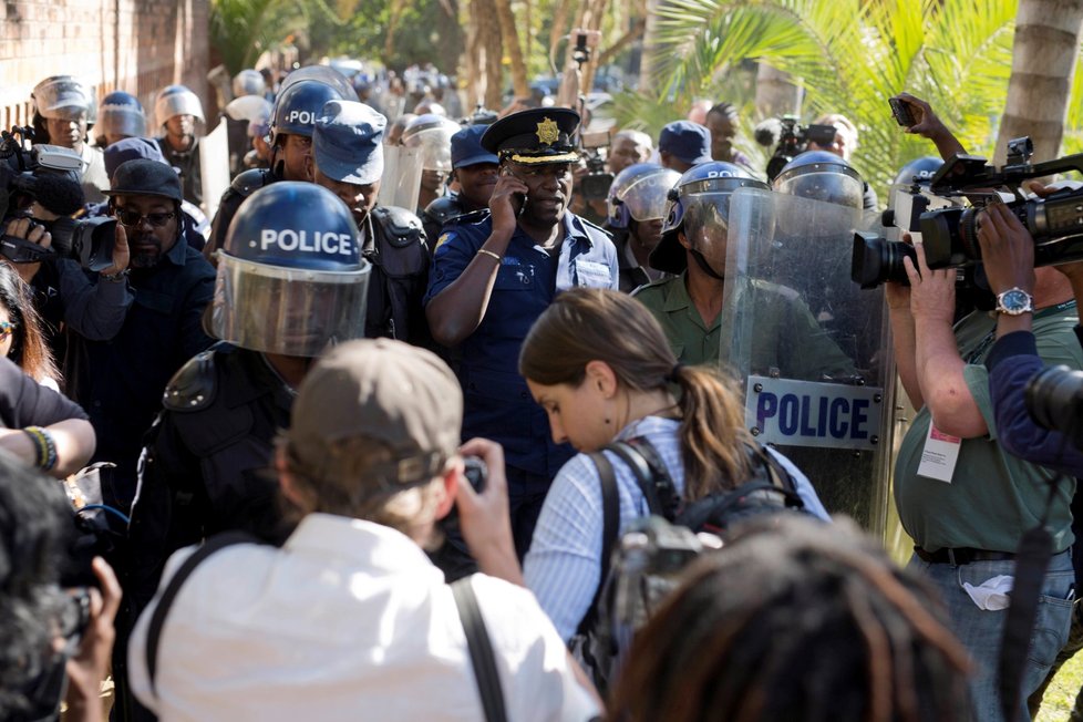 Policie po prezidentských volbách v Zimbabwe rozehnala tiskovou konferenci opozičního lídra Nelsona Chamisa.