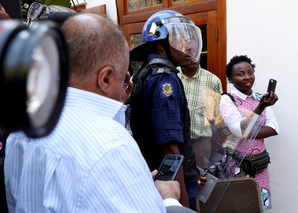 Poražený kandidát na prezidenta Zimbabwe Nelson Chamisa svolal tiskovou konferenci. Novináře ale následně rozehnala policie.