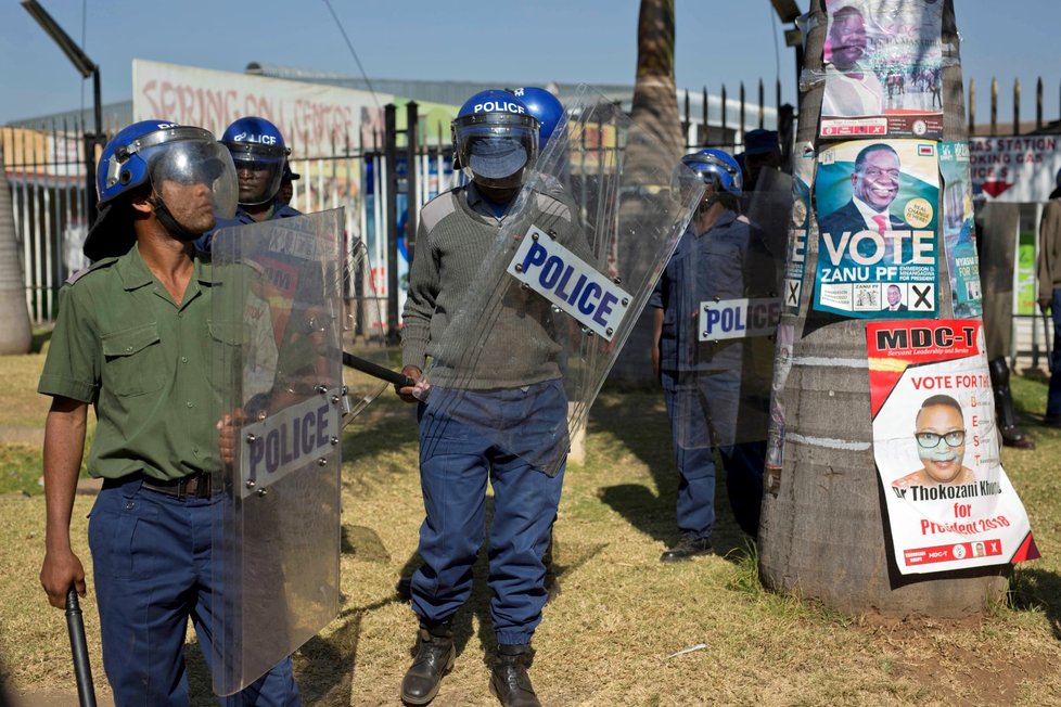 Poražený kandidát na prezidenta Zimbabwe Nelson Chamisa svolal tiskovou konferenci. Novináře ale následně rozehnala policie.