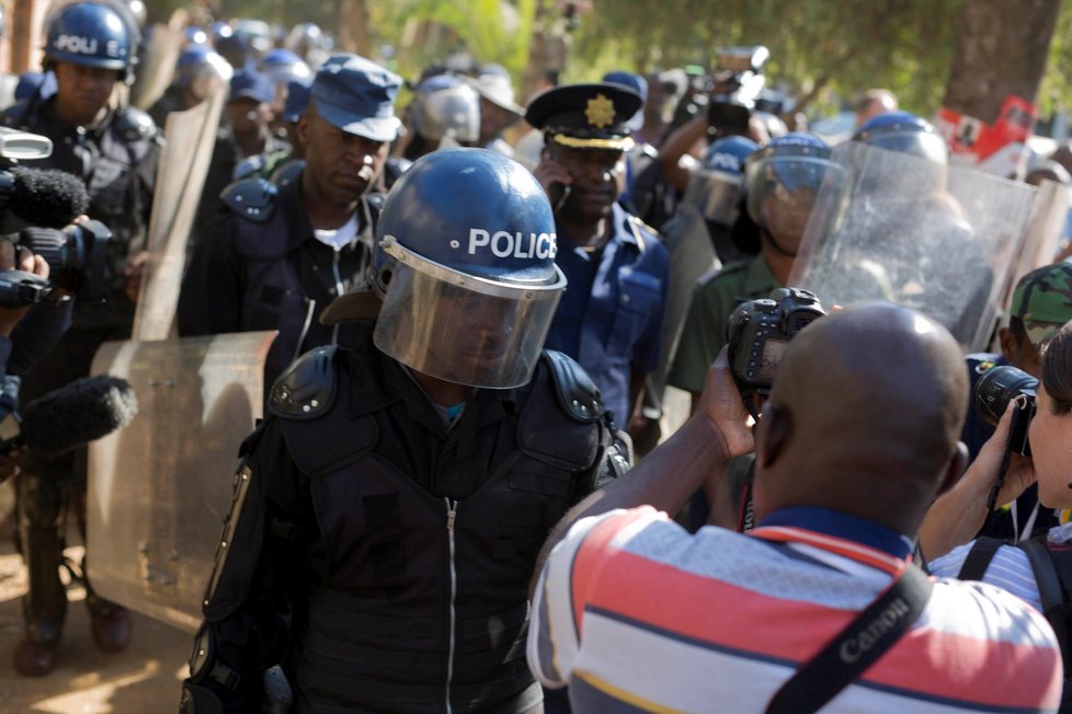 Tisková konference poraženého kandidáta na prezidenta Zimbabwe se měla konat v hotelu Bronte v Harare. Novináře ale rozehnala policie.