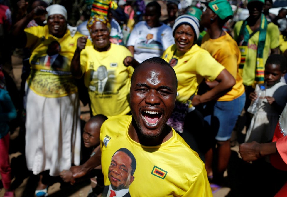 Lidé v ulicích Harare oslavují vítězství Emmersona Mnangagwa v prezidentských volbách.