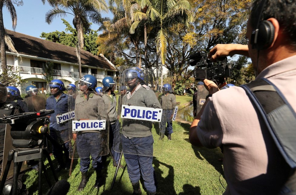 Tisková konference poraženého kandidáta na prezidenta Zimbabwe se měla konat v hotelu Bronte v Harare. Novináře ale rozehnala policie.