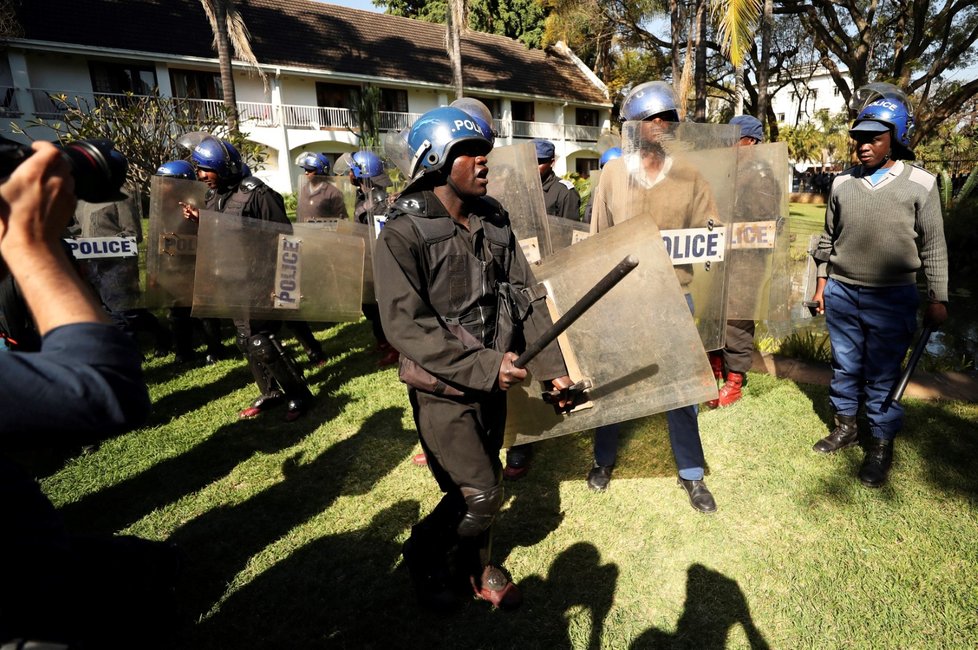 Policejní těžkooděnci rozehnali tiskovou konferenci poraženého kandidáta na prezidenta Zimbabwe. Jeho oponent následně zásah policie odsoudil.