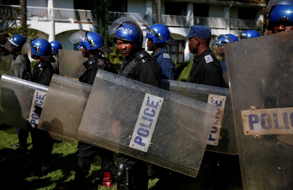 Policejní těžkooděnci dorazili na místo, kde se měla konat tisková konference lídra opoziční strany MDC Nelsona Chamisa. Tiskovou konferenci nakonec stát povolil.