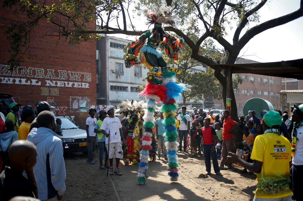 Podporovatelé nového prezidenta Zimbabwe Emmersona Mnangagwa oslavují v ulicích Harare.