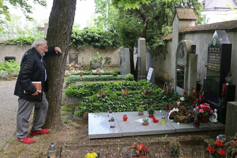 Antonín Hardt u hrobu Švorcové