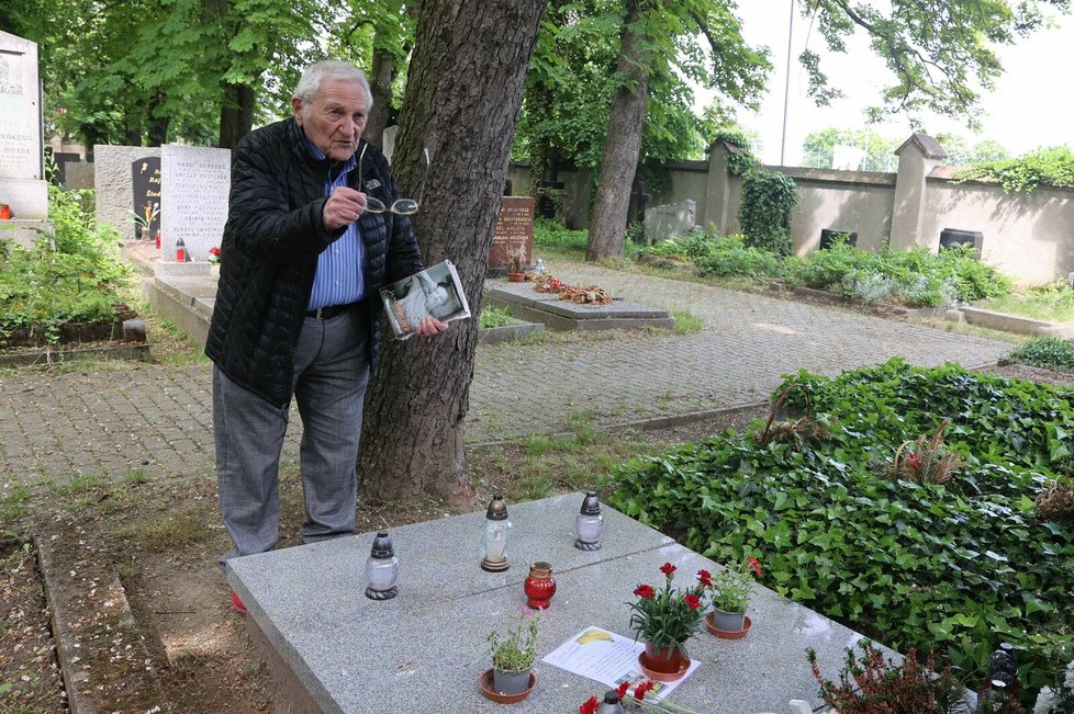 Hrob Jiřiny Švorcové na Střešovickém hřbitově s dopisem.