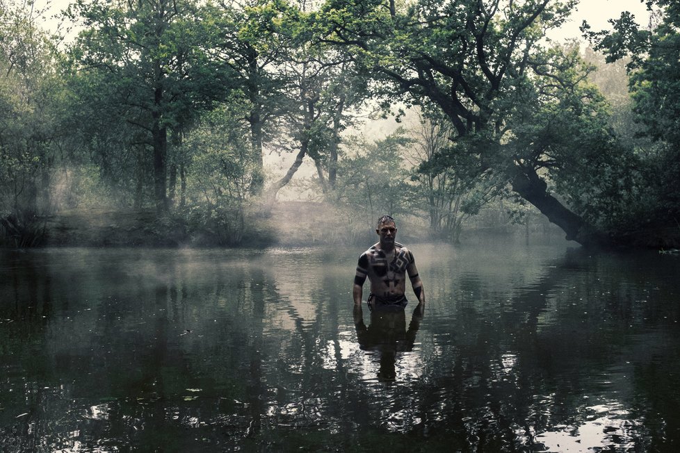 Dobrodruh James Keziah Delaney v podání Toma Hardyho (39) je mužem, který byl na konci světa a zpět se vrací nezvratně změněn v seriálu Taboo na HBO GO.