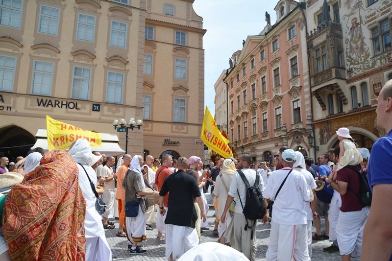 Pochod Hare Krišna zaplavil ulice Prahy. Tance a veselí pokračovalo na náměstí Republiky až do osmé hodiny večerní.