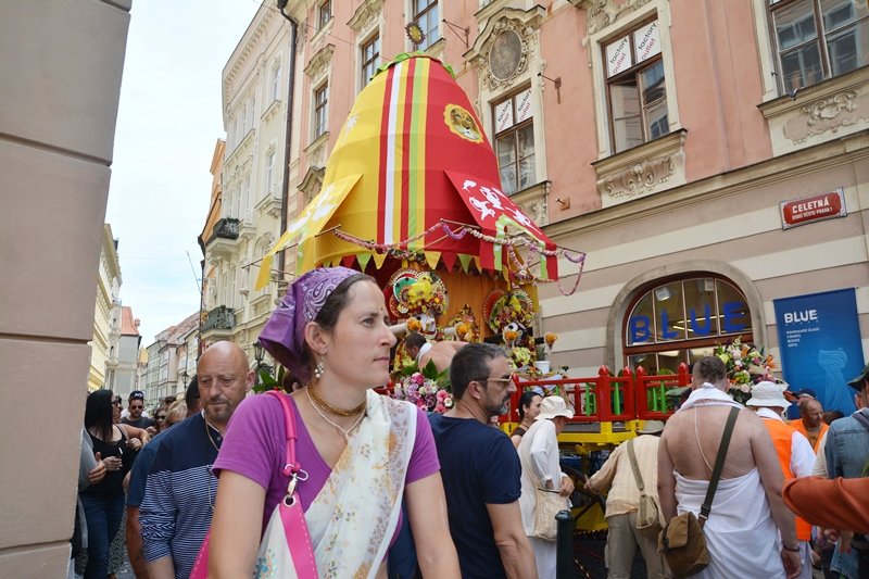 Pochod Hare Krišna zaplavil ulice Prahy. Tance a veselí pokračovalo na náměstí Republiky až do osmé hodiny večerní.