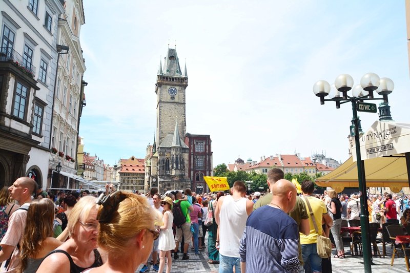 Pochod Hare Krišna zaplavil ulice Prahy. Tance a veselí pokračovalo na náměstí Republiky až do osmé hodiny večerní.