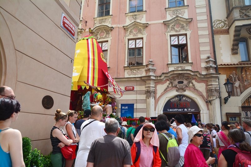 Pochod Hare Krišna zaplavil ulice Prahy. Tance a veselí pokračovalo na náměstí Republiky až do osmé hodiny večerní.