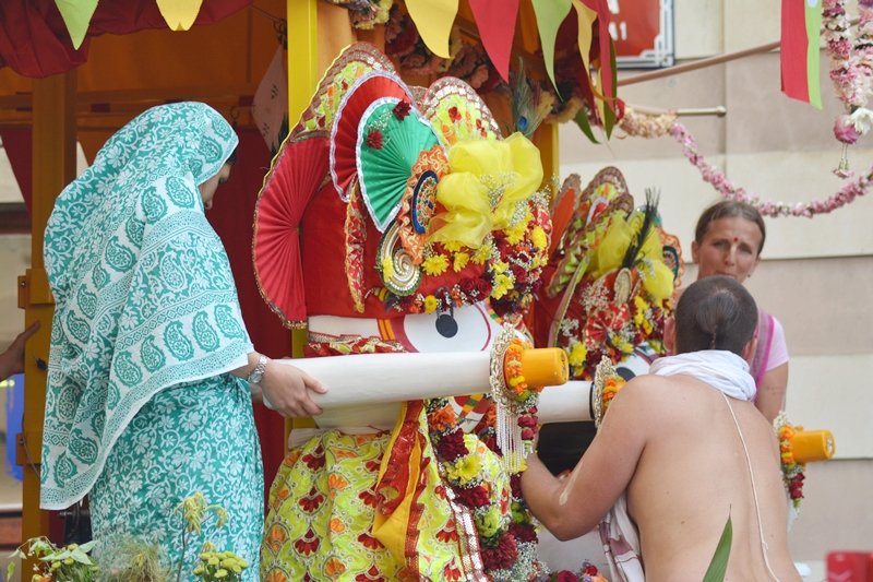 Pochod Hare Krišna zaplavil ulice Prahy. Tance a veselí pokračovalo na náměstí Republiky až do osmé hodiny večerní.