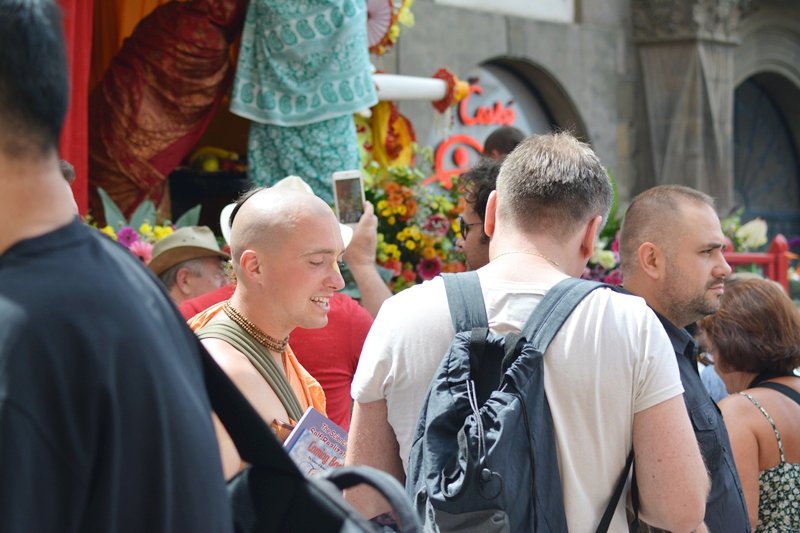 Pochod Hare Krišna zaplavil ulice Prahy. Tance a veselí pokračovalo na náměstí Republiky až do osmé hodiny večerní.