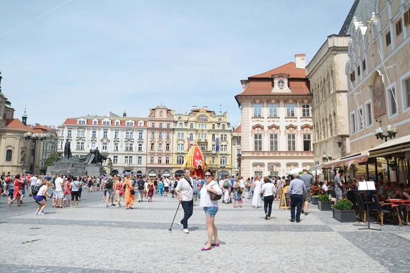 Pochod Hare Krišna zaplavil ulice Prahy. Tance a veselí pokračovalo na náměstí Republiky až do osmé hodiny večerní.