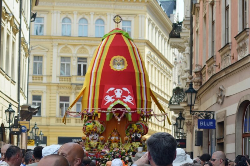 Pochod Hare Krišna zaplavil ulice Prahy. Tance a veselí pokračovalo na náměstí Republiky až do osmé hodiny večerní.