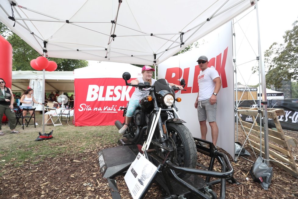 Na speciálním trenažéru v Blesk zóně si může Harley osedlat i úplný začátečník.