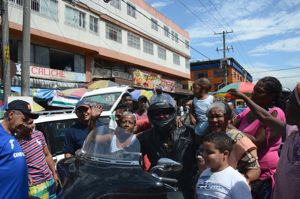 Stejně jako na mnoha dalších místech, i v Kolumbii byl Šnajdr se svým strojem středem zájmu místních obyvatel.