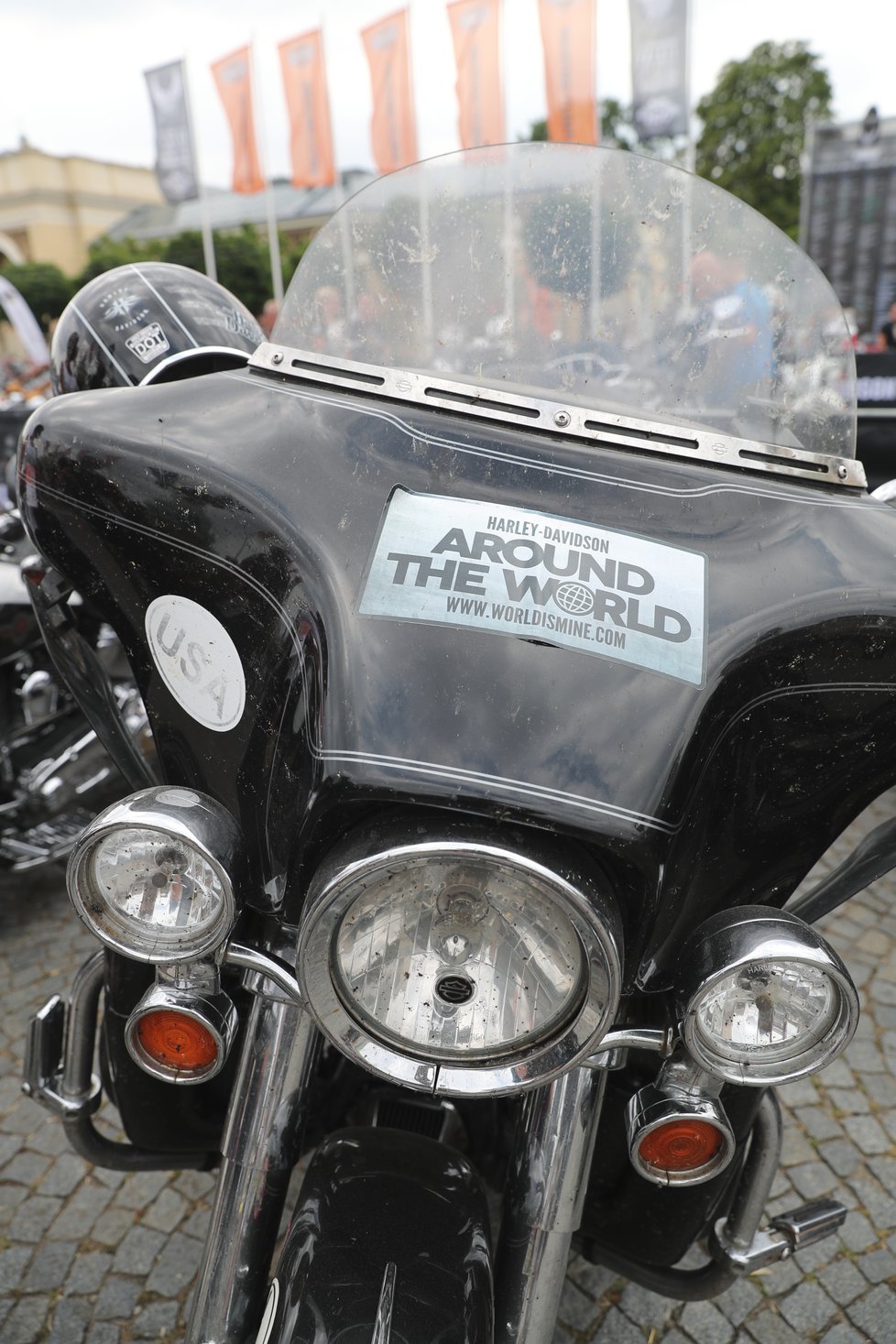 Kromě zážitků si z každé další země přiváží Šnajdr nálepku na některém z mála volných míst na Harleyi.