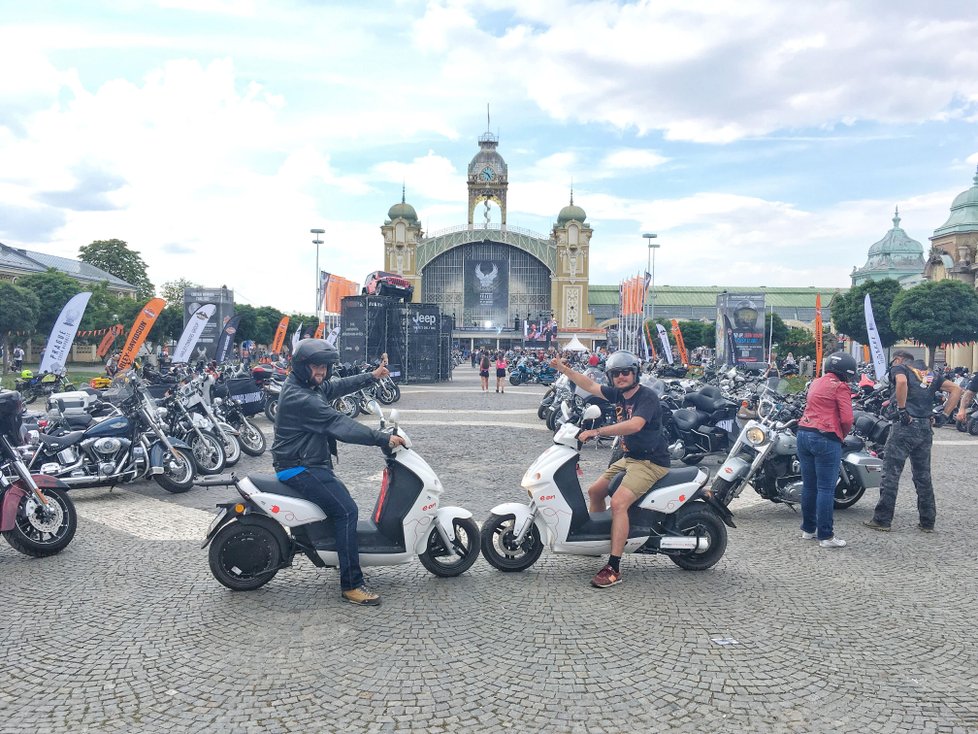 Dva mladíci se vydali na oslavy 115. výročí Harley-Davidson z 254 km vzdáleného Lipna na elektro skútrech.