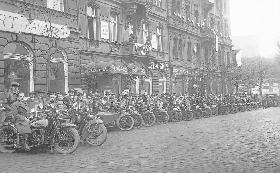 Stejně jako v roce 1928 na Komenského náměstí (dnešní I. P. Pavlova) před hotelem Graf se už zítra v metropoli sejdou milovníci legendárních Harleyů.