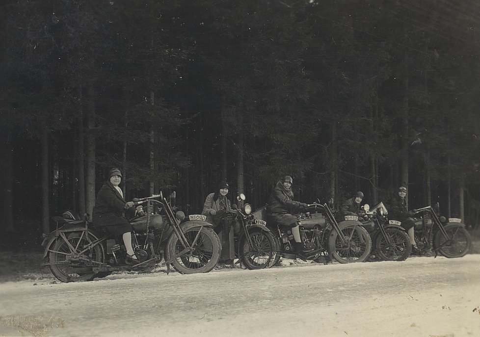 Ženy na motocyklech Harley roku 1929.