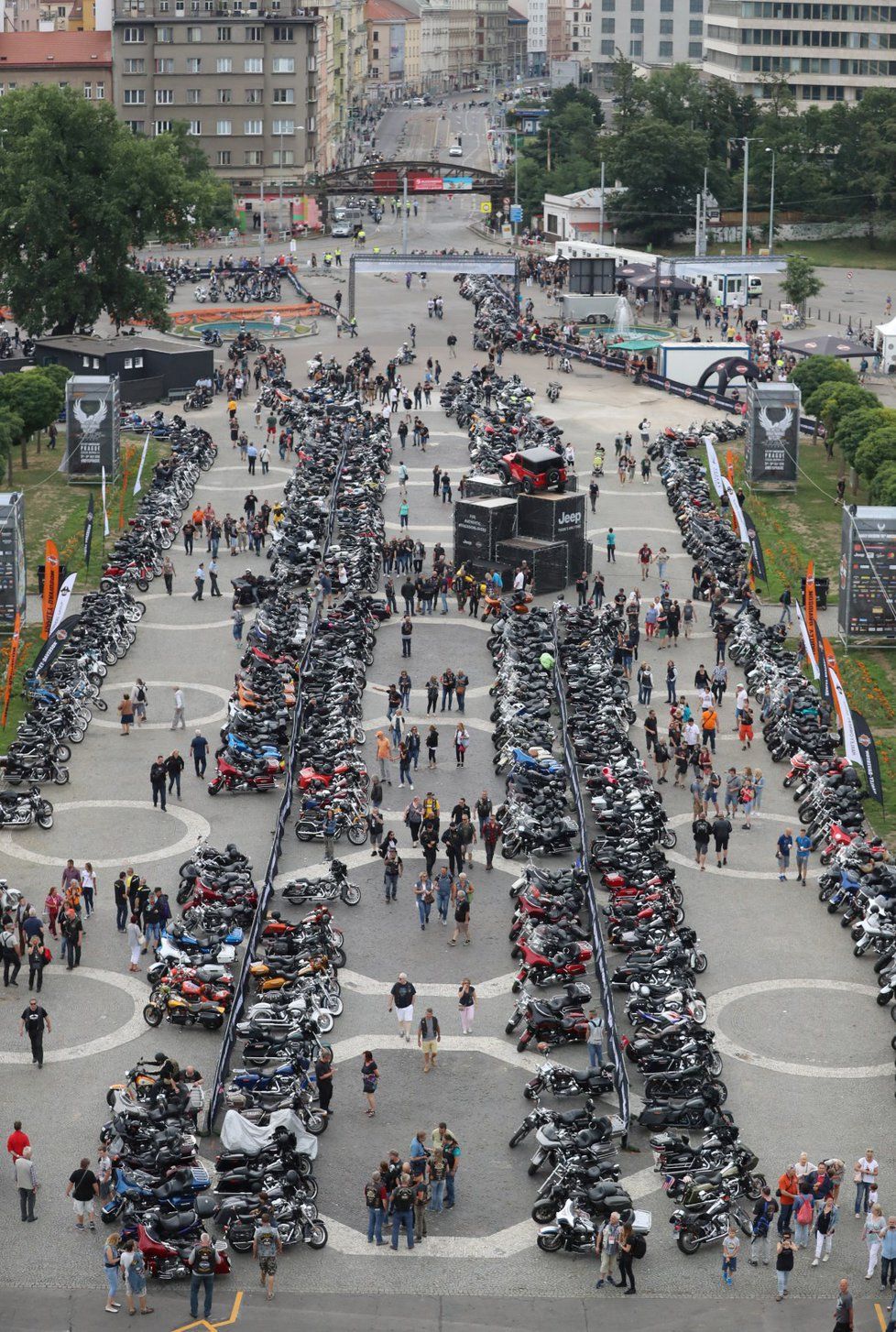 Pohled na motorky ze střechy Průmyslového paláce.