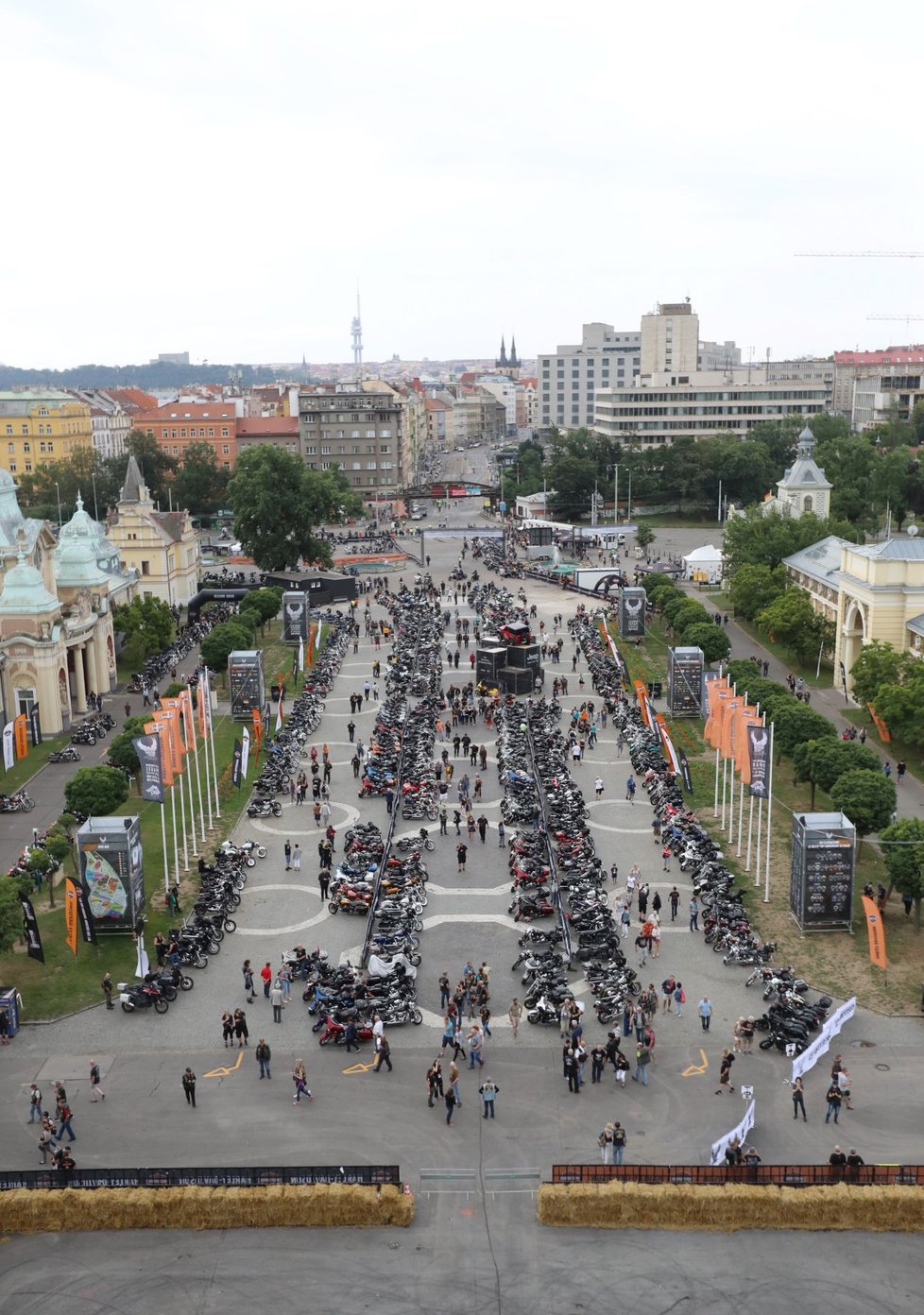 Pohled na motorky ze střechy Průmyslového paláce.