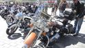 Přehlídka nablýskaných strojů Harley-Davidson na brněnském náměstí Svobody