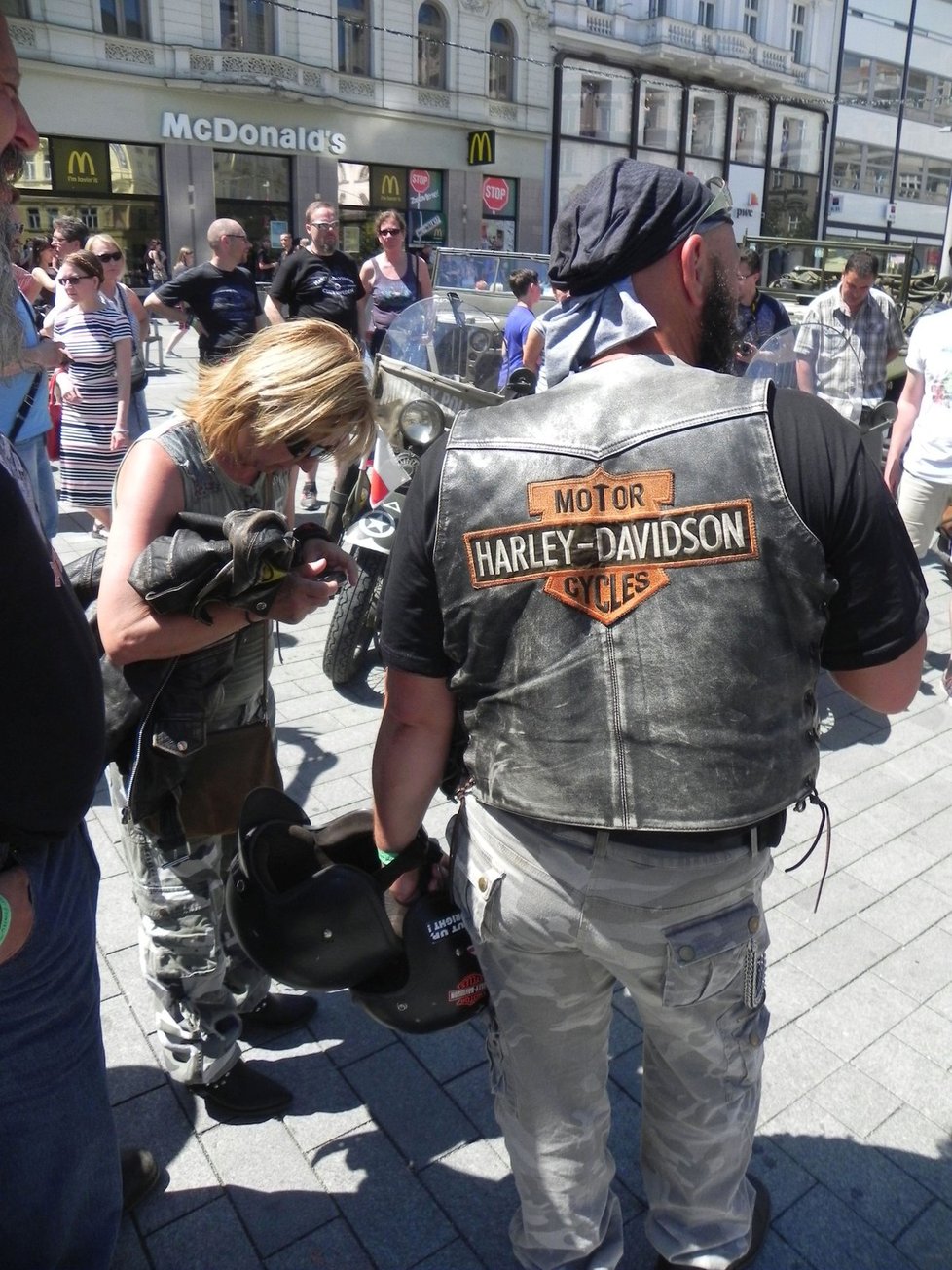 VPřehlídka nablýskaných strojů Harley-Davidson na brněnském náměstí Svobody. Do Pasohlávek se tento týden sjelo na 8 tisíc vyznavačů této legendární značky