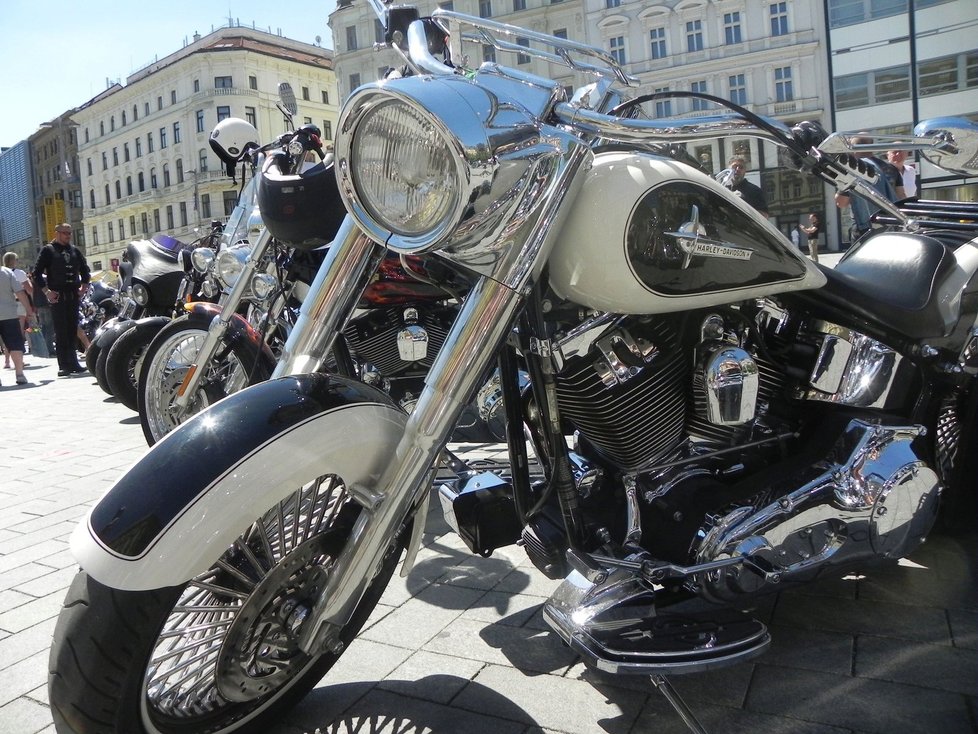Přehlídka nablýskaných strojů Harley-Davidson na brněnském náměstí Svobody. Do Pasohlávek se tento týden sjelo na 8 tisíc vyznavačů této legendární značky