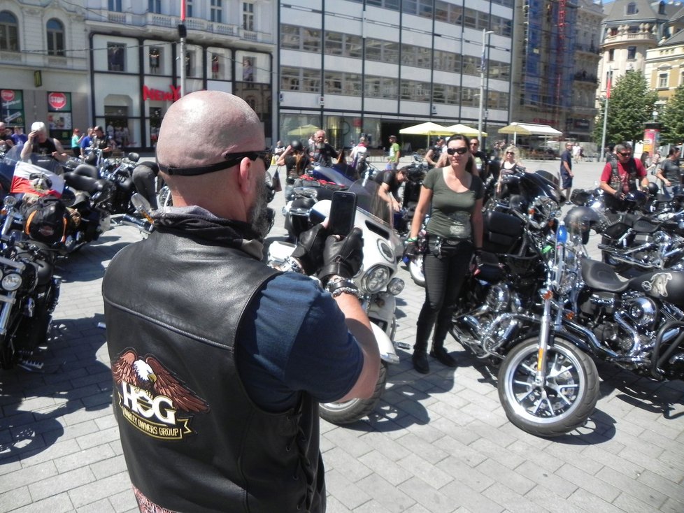 Přehlídka nablýskaných strojů Harley-Davidson na brněnském náměstí Svobody. Do Pasohlávek se tento týden sjelo na 8 tisíc vyznavačů této legendární značky