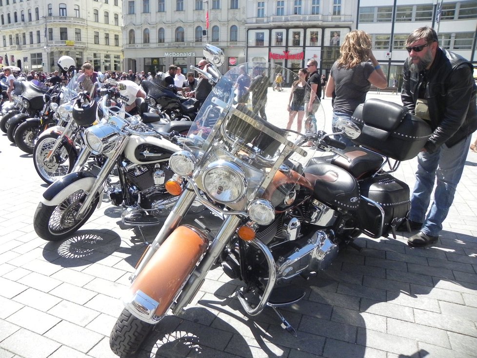 Přehlídka nablýskaných strojů Harley-Davidson na brněnském náměstí Svobody