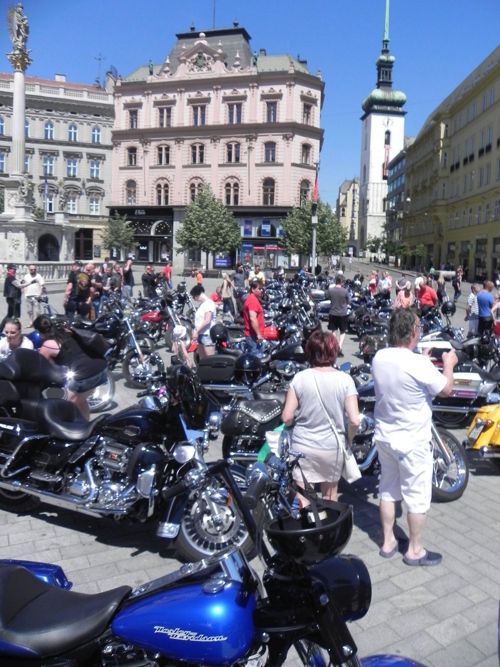 Přehlídka nablýskaných strojů Harley-Davidson na brněnském náměstí Svobody. Do Pasohlávek se tento týden sjelo na 8 tisíc vyznavačů této legendární značky