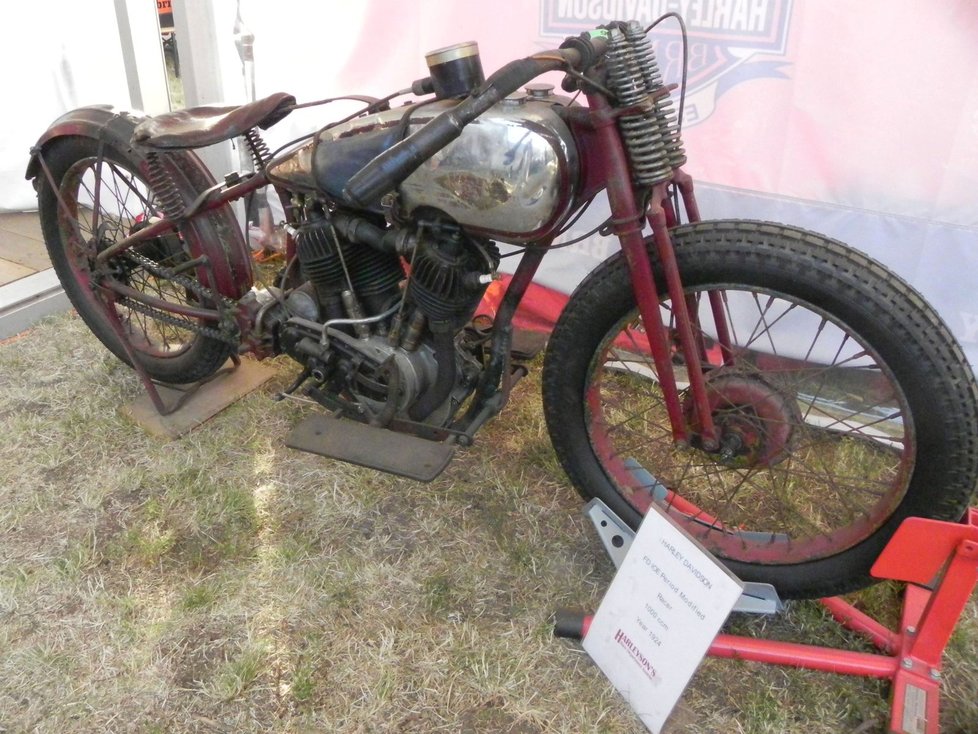V improvizovaném Harley-Davidson muzeu byl k vidění i veterán z roku 1924.