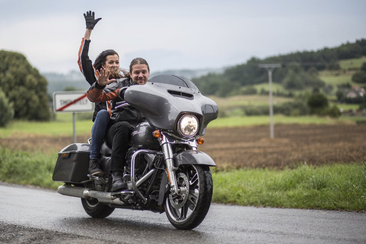 Aneta zatím sama motorku neřídí, Honza Toužimský tak tentokrát na chvilku zafungoval jako řidič.