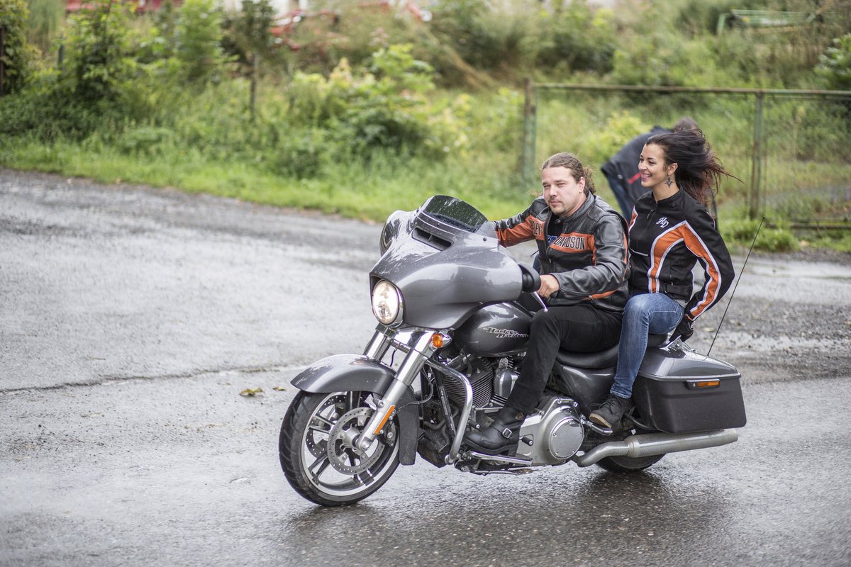 Silná motorka, rockeři a hezké holky. To k sobě prostě patří.