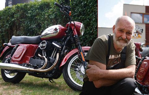 Celebrita mezi mašinami! Bohuslav (63) „převlékl“ Harley-Davidson za Jawu, sklízí s ní úspěch i v zahraničí