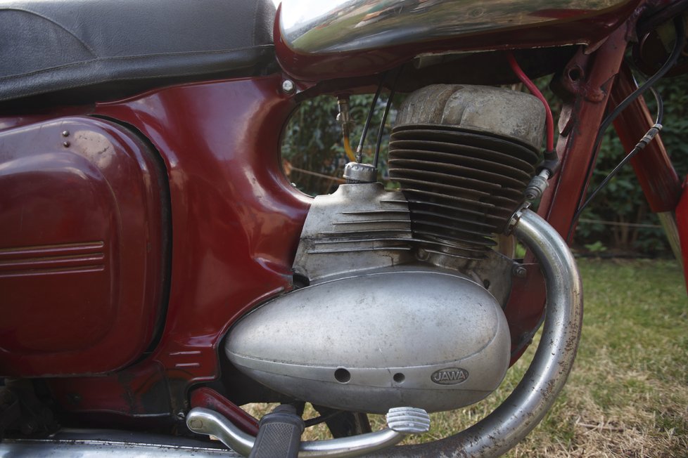 Staré motorky Jawa z 80. let potká dnes člověk spíše ojediněle, když už, tak na venkově.