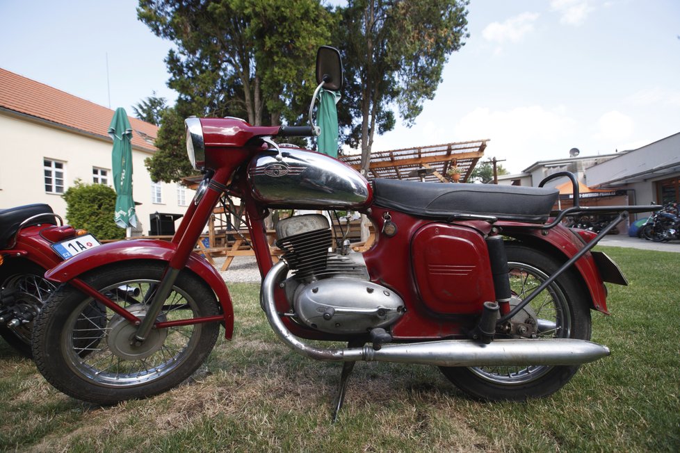 Původní motocykl Jawa, podle kterého stvořil Bohouš Menzl tzv. Jawason.