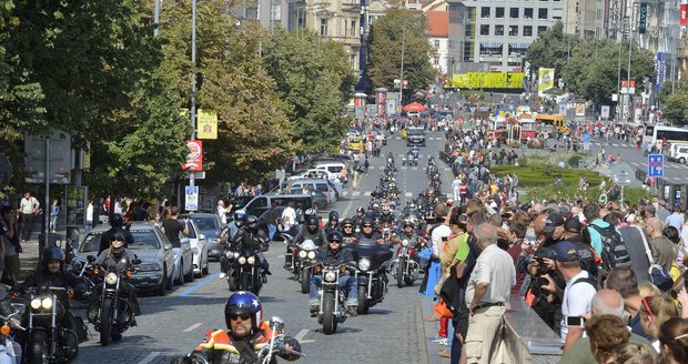 Motorkáři zavítali i na Václavské náměstí.