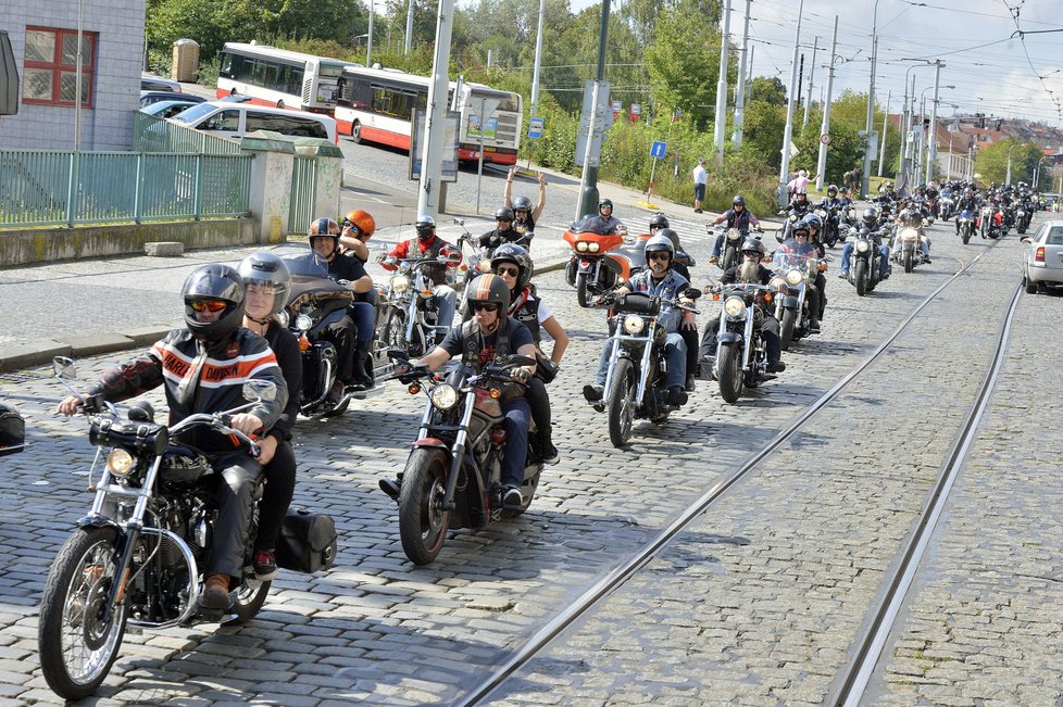 Prahou se projelo 1500 motorkářů.