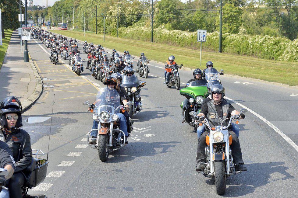 Motorkáři si jízdu Prahou patřičně užili.