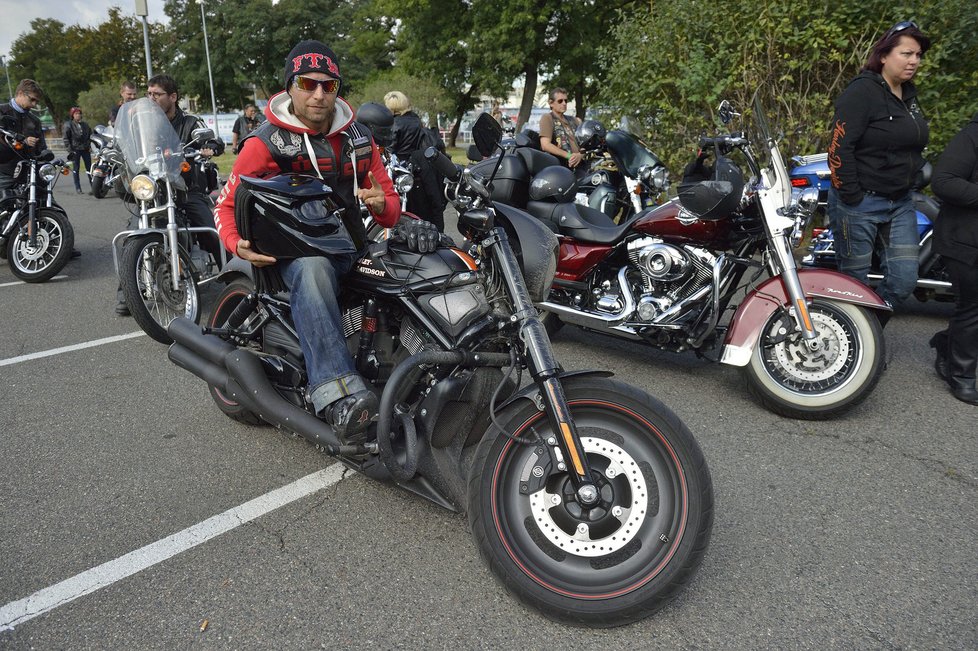 Prahou se prohnali drsní motorkáři.