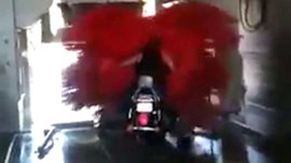 Tohle video krásně ukazuje, proč byste neměli mýt motorku v kartáčové automyčce